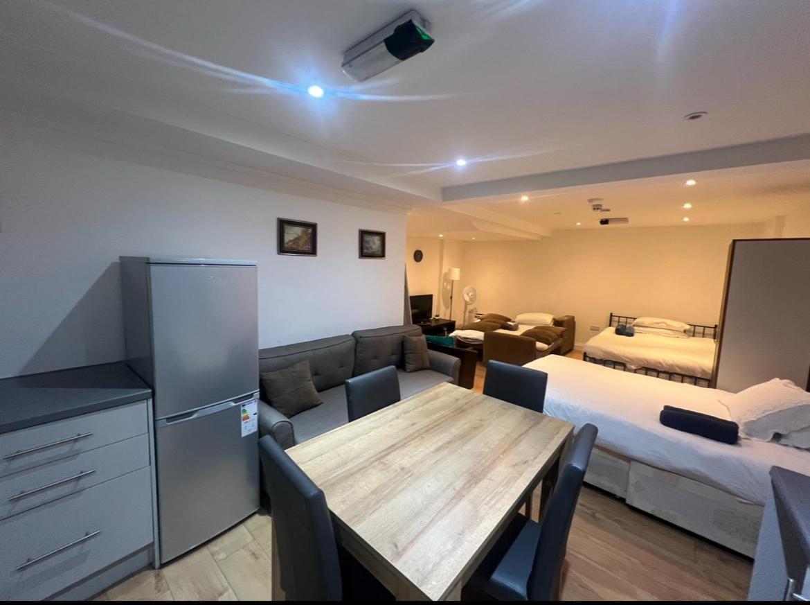Large Flat Uxbridge Road Apartment